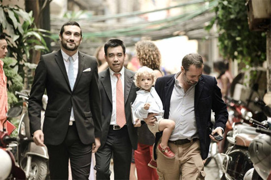 Đội hình bê tráp bên phía nhà chú rể toàn người ngoại quốc đội khăn xếp, áo dài truyền thống của Việt Nam. Cô dâu Hà Đăng từng lọt vào top 15 của cuộc thi Elite Model Look 2010 Italy. Ở Hà Đăng người hâm mộ luôn thấy phong cách của một siêu mẫu quốc tế: từ nét mặt lạnh cho đến cách làm việc chuyên nghiệp.