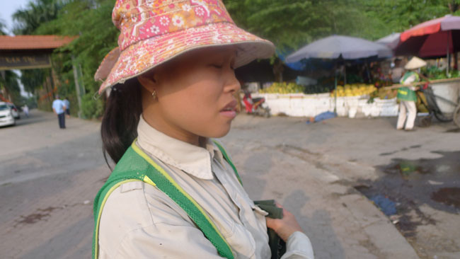 Nữ công nhân vệ sinh môi trường Thành Công này cho biết, hôm nay là ngày chị vất vả nhất trong mấy năm trở lại đây. Từ 5 rưỡi sáng đến chiều 15/10, các chị phải quét liên tục. 