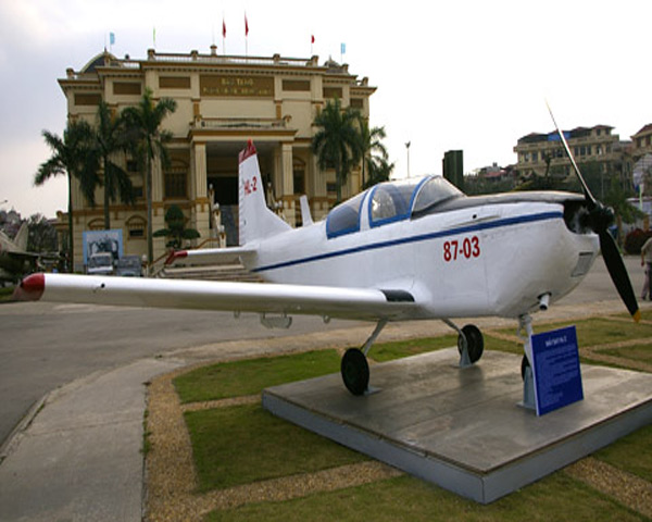 HL-2 được thiết kế từ đầu năm 1985, tháng 3/1987 được chế tạo xong và tháng 4/1987 bay thử thành công.