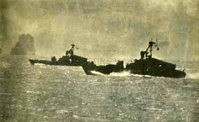 Theo Lịch sử Hải quân Nhân dân Việt Nam, tháng 12/1972, Việt Nam được tiếp nhận 4 tàu chiến cỡ nhỏ project 183R lớp Komar từ Liên Xô. Toàn bộ tàu được biên chế vào  Tiểu đoàn 136, Trung đoàn 172 (sau này là Lữ đoàn 172). Trong ảnh, tàu tên lửa project 183R lớp Komar của Hải quân Nhân dân Việt Nam trên vịnh Hạ Long.
