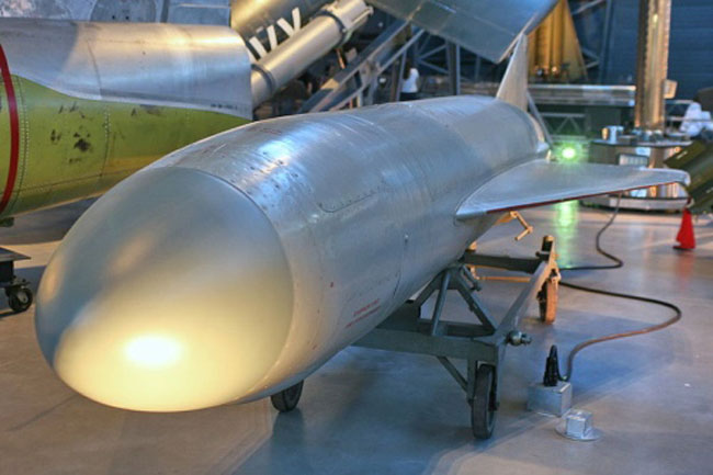 Phiên bản đầu tiên của P-15 có cánh cố định. Thiết kế cơ bản của tên lửa là thân hình trụ, mũi tròn, hai cánh tam giác ở giữa hai bên thân và ba đuôi định hướng xếp thành hình tam giác. Ngoài ra nó còn một khoang nhiên liệu rắn để sử dụng trong quá trình tăng tốc. 