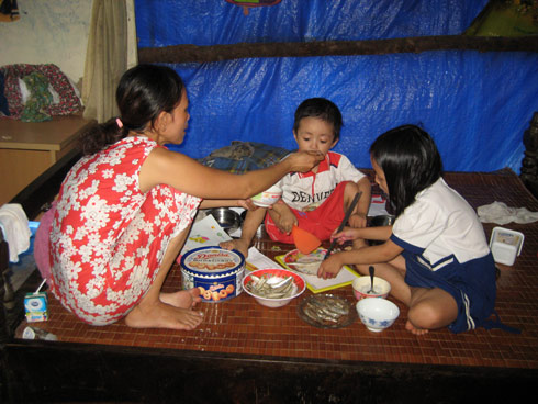Bữa ăn đạm bạc của ba mẹ con chị Lài