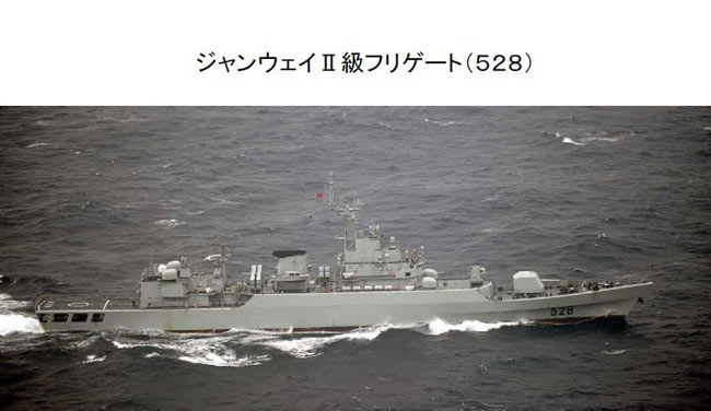 Bộ Quốc phòng Nhật Bản hôm nay 16/10 đã công bố hình ảnh cơ động của 7 chiến hạm hải   quân Trung Quốc kéo qua giáp vùng biển phía Tây quận Okinawa cách đảo Yonaguni 49 km.   (Ảnh Tàu hộ vệ lớp Giang Vệ 2 số hiệu 528)