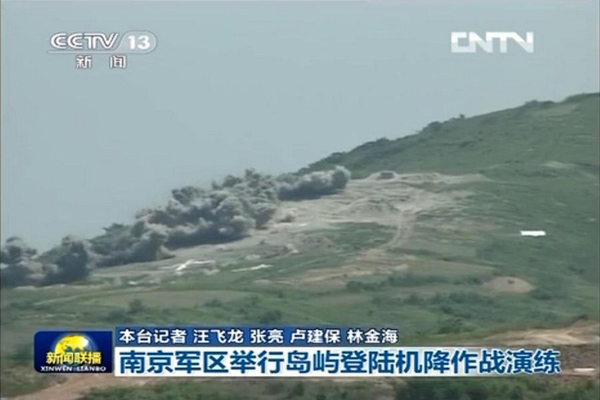 Những mục tiêu ven bờ nhanh chóng bị trực thăng tấn công của Trung Quốc tiêu diệt gọn ngay từ loạt đạn đầu tiên...