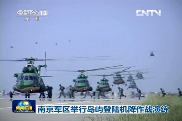 Hình ảnh dàn trực thăng tấn công thuộc quân khu Nam Kinh chuẩn bị cất cánh làm nhiệm vụ quét dọn những chướng ngại vật để bộ binh đánh chiếm đảo.
