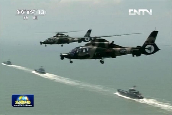 Hình ảnh trực thăng Trung Quốc phối hợp với tầu chiến, tầu đổ bộ tham gia tập trận.