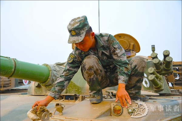 Hình ảnh lính Trung Quốc chuẩn bị bảo quản xe tăng trước khi chính thức tham gia đợt diễn tập lớn nhất trong năm của quân khu Tế Nam.
