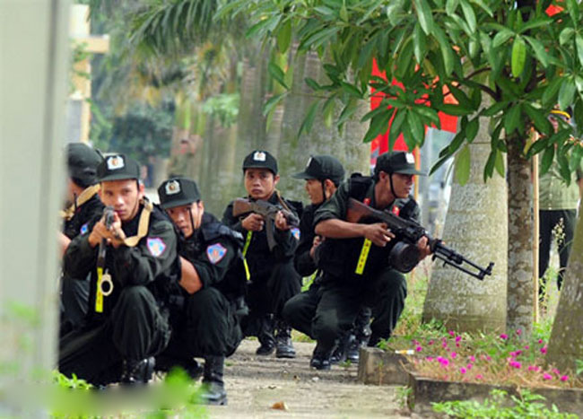 Lực lượng cảnh sát chống khủng bố áp sát nơi cố thủ của bọn khủng bố.