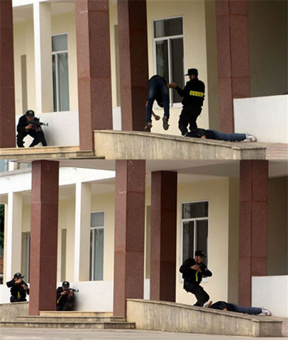 Các chiến sĩ cảnh sát nhanh chóng tiêu diệt các tên khủng bố làm nhiệm vụ cảnh giới.