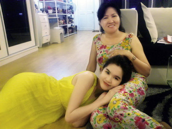 Thi thoảng có mẹ kế lên thăm, hai mẹ con quấn quýt bên nhau, thư thái trong căn phòng sang trọng của Ngọc Trinh