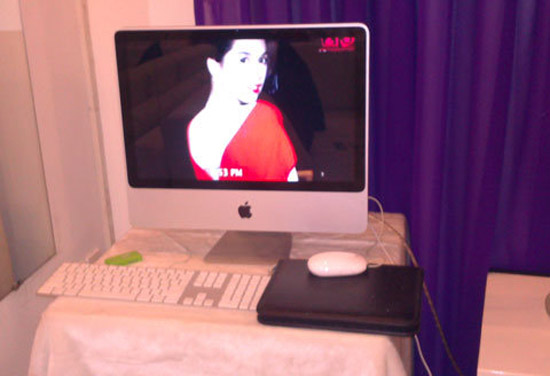 Một góc nhỏ trong phòng là chiếc máy tính giúp Ngọc Trinh theo dõi tin tức hàng ngày và xem những bộ ảnh thời trang mà cô thực hiện.