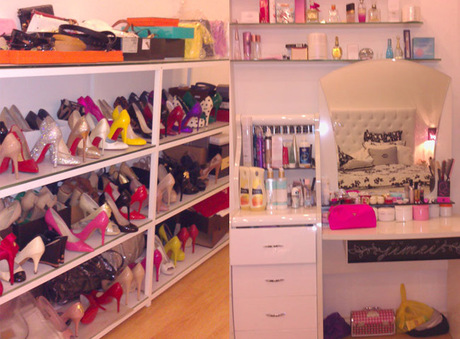 Tủ trang điểm của cô khá đơn giản. Thường ngày, cô cũng ít trang điểm để giữ làn da được sạch. Bên cạnh là những đôi giày đế đỏ được nữ người mẫu yêu thích và dành nguyên một chiếc kệ lớn để trưng bày.