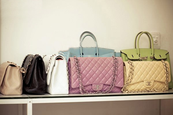 Những chiếc túi hàng hiệu không thể thiếu trong bộ sưu tập của nữ người mẫu. Cô đặc biệt yêu thích túi xách. Mỗi lần đi công tác hay lưu diễn, cô đều tự thưởng cho mình những chiếc túi duyên dáng đủ màu sắc.