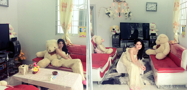 Trong phòng khách còn có tivi - dàn karaoke khá hiện đại  và bộ ghế salon đỏ - trắng còn chưa kịp tháo lớp nilon bên ngoài.