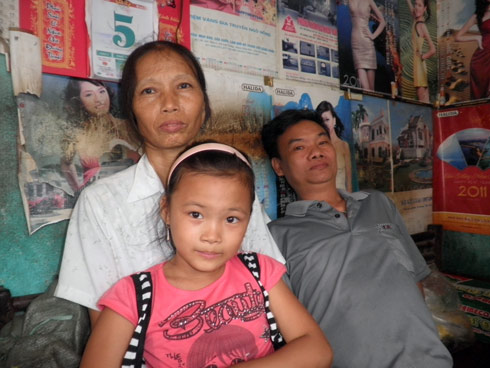 Vợ chồng anh Đặng Đình Tính và chị Đỗ Thị Gái bên con gái.