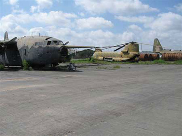 Cuối những năm 1980, tương tự UH-1, toàn bộ CH-47 đều không thể duy trì hoạt động do thiếu phụ tùng, linh kiện thay thế. Trong ảnh, một chiếc CH-47A loại biên chế nằm trong sân bay Tân Sơn Nhất, bên cạnh là máy bay vận tải C-119 trong tình trạng tương tự. (Theo ĐVO)