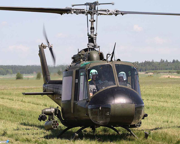 UH-1 có thể bay là là cách mặt đất chưa đến 10m, trên máy bay có 2 khẩu súng miligan 6 nòng (7,62mm) với 12.000 viên đạn, bên 2 cánh treo 14 quả tên lửa. UH-1 còn ó 5 thùng dầu mềm với kết cấu đặc biệt, tự bịt lại khi trúng đạn, nên dầu không chảy ra ngoài làm cháy máy bay được