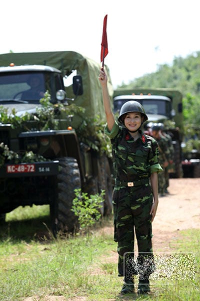 Hình ảnh một nữ chiến sĩ Quân đội nhân dân Việt Nam rạng rỡ trong giờ thực hành luyện tập