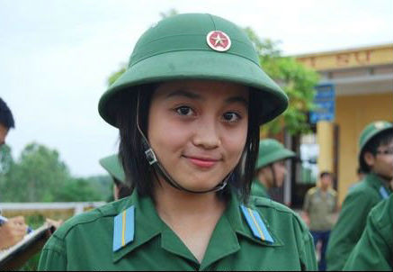 Một nữ Quân nhân Việt Nam đang chuẩn bị vào nghề. Cô gái hát hay và có năng khiếu làm MC.