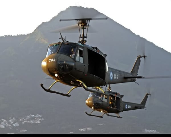 Khả năng vận chuyển của UH-1 là hai người lái phía trước, phía sau 11 người, nếu để chở hàng có thể chở 975 kg hàng hóa. Một giờ máy bay có thể tiêu thụ 284 lít dầu.