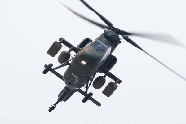 Ảnh cận trực thăng OH-1 Ninja của Nhật vần vũ trên trời.