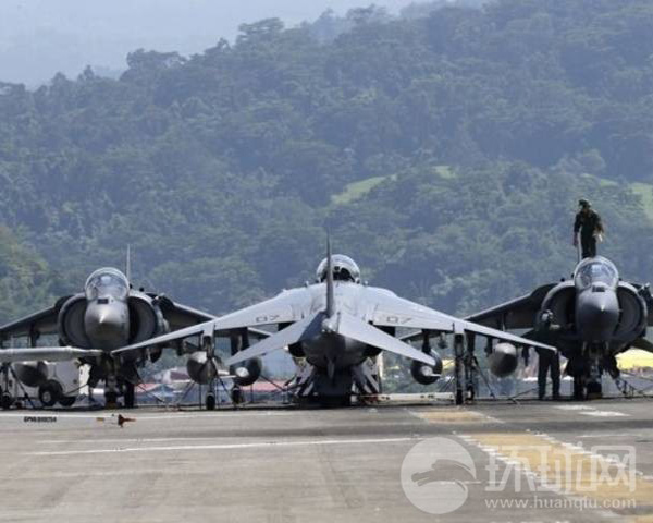 Dàn AV-8B Harrier chuẩn bị cất cánh tiêu diệt mục tiêu trên đảo để mở đường cho lực lượng thủy quân lục chiến tiến chiếm đảo...