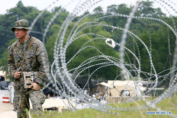 Hình ảnh chuyên gia quân sự Mỹ bên cạnh hàng rào thép gai hướng dẫn quân đội Philippines cánh tiến chiếm mục tiêu trên đảo.