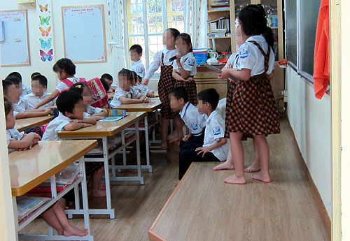 Lớp “VIP” của Trường tiểu học Nguyễn Trãi (Hà Nội), toàn bộ sàn nhà được thay bằng sàn gỗ.