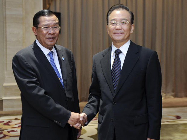 Hồi tháng 7/2012, mối quan hệ giữa Campuchia và Trung Quốc trở thành trung tâm thu hút sự chú ý trong khu vực, sau khi các Ngoại trưởng ASEAN, họp tại Phnom Penh, đã không thể ra được thông cáo chung - điều chưa từng có trong lịch sử 45 năm tồn tại của ASEAN. Nguyên nhân là do bất đồng giữa các thành viên Hiệp hội trong cách đề cập tranh chấp Biển Đông trong văn bản thông cáo. Philippines khi đó tố Campuchia ngả theo quan điểm của Trung Quốc - nước muốn giải quyết vấn đề Biển Đông bằng các cách thức song phương với từng nước có tranh chấp, chứ không muốn giải pháp đa phương. 