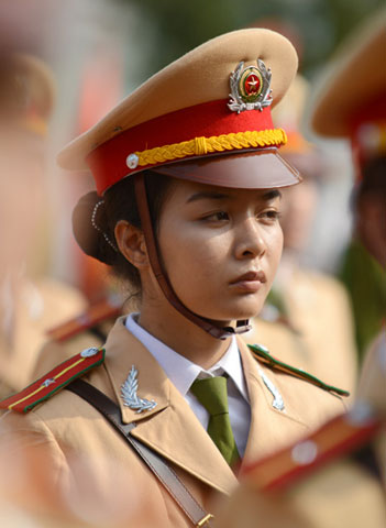 Suốt quá trình học, nữ cảnh sát tương lai được đào tạo võ thuật, đấm bốc như các bạn nam.