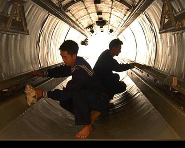 Chiến sĩ quân đội Nhân dân Việt Nam đang tiến hành bảo dưỡng ống phóng