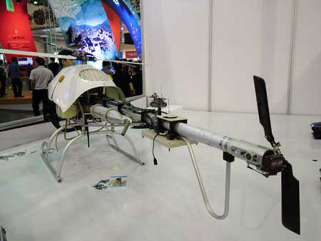 Nhìn từ đuôi UAV TITAN, bố trí 2 ống xả khói động cơ.(Theo ĐVO)