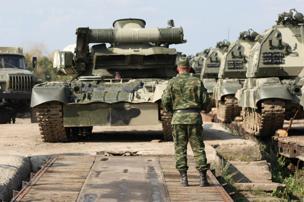 Xe thiết giáp Nga vào vị trí để được chuyển lên tầu hỏa.