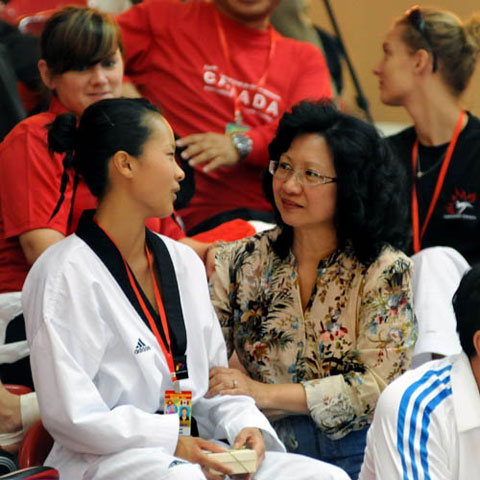 Nữ võ sĩ Việt Nam được phụ huynh động viên trước giờ thi đấu 