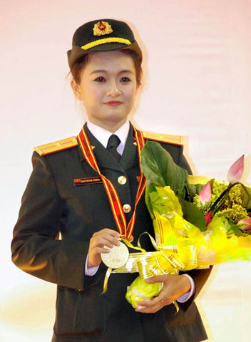 Thiếu úy Phạm Hoàng Phương Linh vô địch nội dung quyền cá nhân nữ 