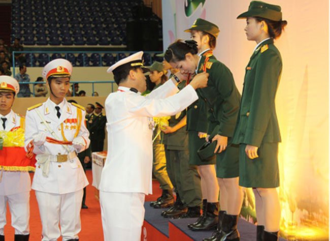 Trung tá Kim Chan Hu, Trưởng Đoàn Taekwondo Quân đội Hàn Quốc trao HCV nội dung quyền đồng đội nữ cho các võ sỹ Quân đội nhân dân Việt Nam. 