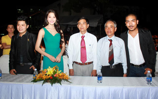 Đêm nhạc mở màn cho chuỗi liveshow xuyên các trường đại học của tác giả Vầng trăng khóc, Con đường mưa, Ngôi nhà hoa hồng... do công ty của Chung Minh đứng ra tổ chức, tối qua Đặng Thu Thảo được doanh nhân Chung Minh mời tham dự và phát 20 suất học bổng trong chương trình.
