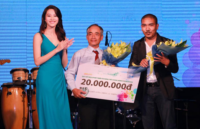 HH Đặng Thu Thảo và doanh nhân Chung Minh trao tặng quỹ hỗ trợ và phát triển tài năng