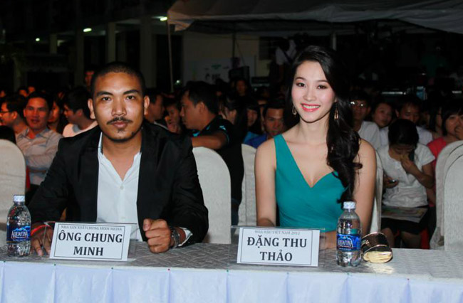 Tối qua, Hoa hậu mặc đầm xanh gợi cảm, trang điểm nhẹ nhàng. 