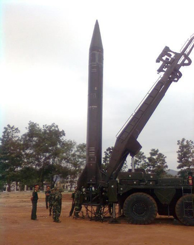 Tên lửa đất đối đất Scud B SS-1 do Nga sản xuất ,  Việt Nam có loại tên lửa này vào khoảng những năm 1980 của thế kỷ trước Scud B có tầm hoạt động 300 km và lượng chất nổ 985 kg. Trong khu vực, Nga chỉ bán loại tên lửa này cho Việt Nam mà không bán cho Trung Quốc