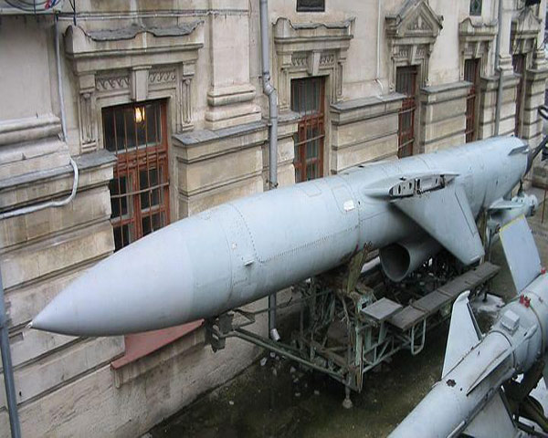 Tên lửa P-35B có chiều dài 10,2m, đường kính gần 1m, sải cánh 2,6m, trọng lượng phóng 4.500kg. Tên lửa có tầm bắn tối đa 460km,với tốc độ Mach-1.4, biến thể nâng cấp về sau đạt cự ly 550km. Tên lửa sử dụng động cơ nhiên liệu rắn KRD-26.