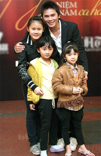 Anh Tú bên ba cô con gái xinh đẹp