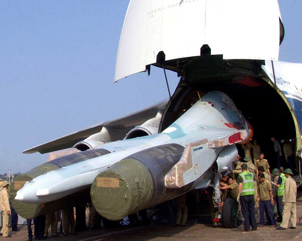 Loạt máy bay Su-30MK2V mới nhất của Việt Nam được công ty Sukhoi vận chuyển bằng máy bay vận tải An-24 để giao cho Không quân Việt Nam vào tháng 5 năm nay
