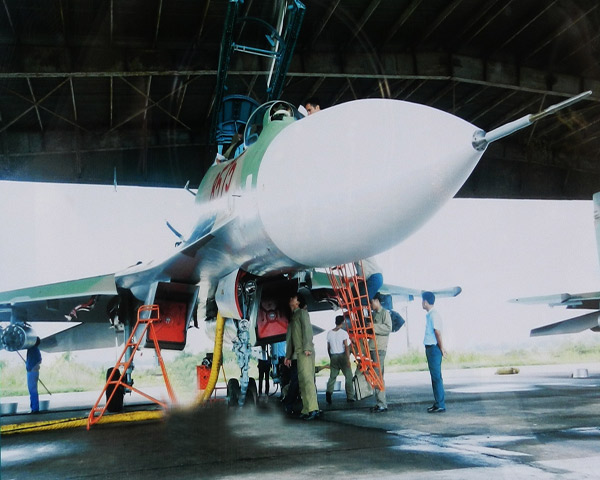 Su-30MK2V mới của Việt Nam chưa được sơn  trong xưởng bảo dưỡng