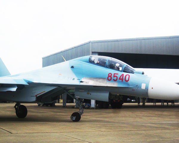Việc lắp đặt hệ thống tiếp nhiên liệu trên không cho máy bay đã tăng cường thời gian bay hành trình tầm xa. Hệ thống khung gầm của Su-30MK2 đã được gia cố chịu lực tốt hơn, giúp máy bay mang đủ được nhiên liệu và tải trọng vũ khí bên ngoài. 