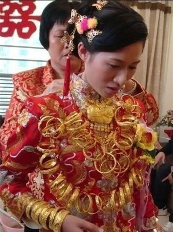 Cô dâu họ Lưu người Tuyền Châu, tỉnh Phúc Kiến, Trung Quốc được mẹ đeo lên người rất nhiều trang sức bằng vàng, bao gồm 10 đôi vòng long phượng, 8 sợi dây chuyền đeo tay, 5 chuỗi vòng đeo cổ, 10 sợi dây chuyền vàng, 20 chiếc nhẫn… 