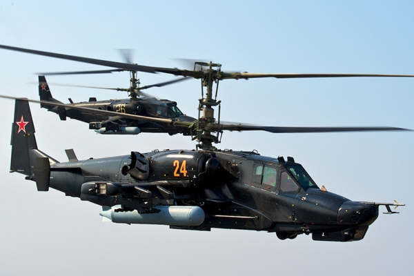 Xét về nguyên lý chế tạo thì dòng trực thăng KA-52 có sự điều chỉnh so với đàn anh KA-50 để phù hợp hơn với khả năng thu gọn cánh quạt giúp trang bị được nhiều hơn cho một tàu sân bay.