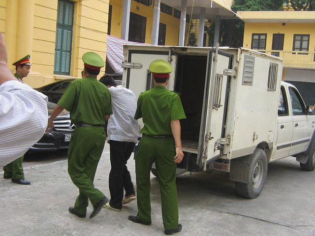 Sáng nay (25/10), TAND TP Hà Nội đưa bị cáo Đặng Trần Hoài (26 tuổi, ở Dương Nội, Hà Đông, Hà Nội) ra xét xử về các tội 