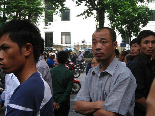 Anh Khuất Văn Phương, bác của cháu H. đã trèo lên xe mặc lại chiếc áo hôm anh đưa cháu đi cấp cứu sau khi bị Đặng Trần Hoài xâm hại.