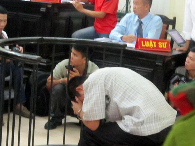 Trong suốt phiên xét xử, Đặng Trần Hoài liên tục tỏ thái độ bất hợp tác trước tòa khi phủ phục trên vành móng ngựa, khóc lóc, kêu mệt, đau đau đầu, không nhớ gì hết, không biết gì...